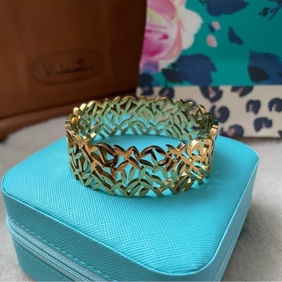 NATALIE✨Stylish Goldtone Fashion Leaf Bangle Bracelet ✨NEW side closure - Picture 5 of 9